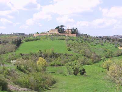 Il panorama verso il cocuzzolo fortificato di S.Abondio. Siena, Agriturismo La Torretta