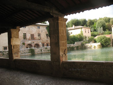 Bagno Vignoni, loggiato di Santa Caterina