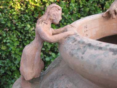 Siena, parco sculture di Sheppard Craige, orcio di terracotta