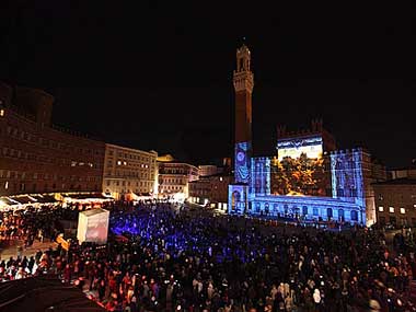 Siena, piazza del campo, festa di fine anno