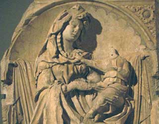 Siena, Fonte Gaia, Jacopo della Quercia, Madonna col bambino
