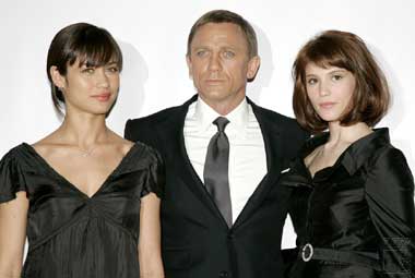 Il cast di Quantum of Solace, con Daniel Craig. Immagine tratta da www.commanderbond.net/article/4847