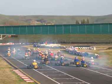 Foto della griglia di partenza di una gara kart al circuito di Siena
