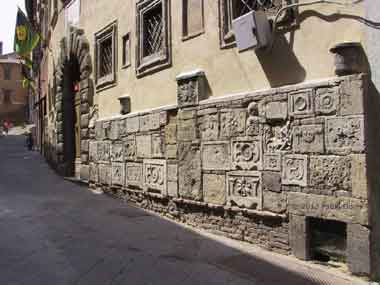 Montepulciano, Palazzo Bucelli, urna nel bassamento