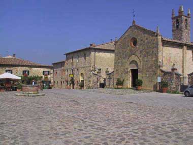Castello di Monteriggioni, visita al borgo: la pieve romanica