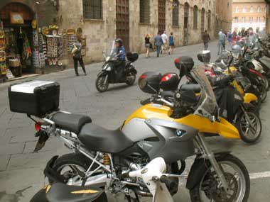 In moto nel centro di Siena