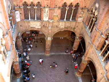 Siena, Entrone o cortile del Podestà