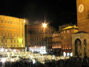 Siena, piazza del campo, mercato medievale