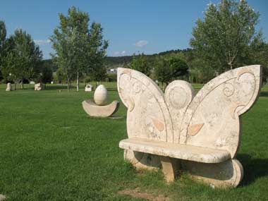 Rapolano Terme, Parco dell'Acqua, sculture in travertino