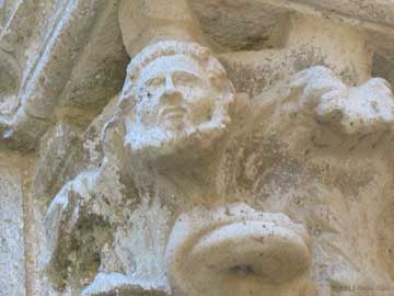 Chiusdino, Abbazia di San Galgano, capitello antropomorfo