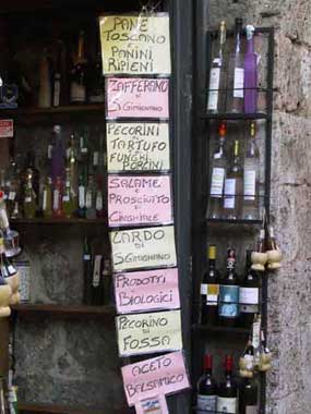 San Gimignano, i prodotti dell' agricoltura, della gastronomia, dell'enologia e dell'artigianato: zafferano di San Gimignano, vino bianco 'Vernaccia di San Gimignano' DOCG, vino rosso 'Rosso di San Gimignano' DOC, olio extravergine di oliva, salumi di cinghiale e di cinta senese