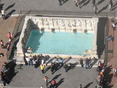 Siena, Fonte Gaia, copia di Tito Sarrocchi