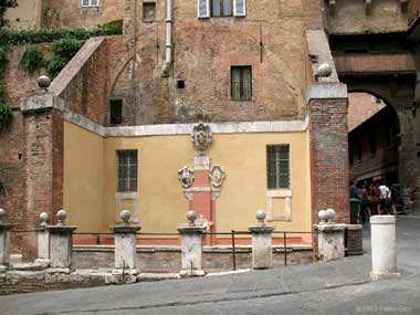 Siena, fonte San Mauruzio