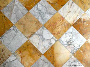 Pavimento in marmo giallo e marmo avorio (Siena)