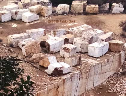 Montagnola Senese, blocchi di marmo