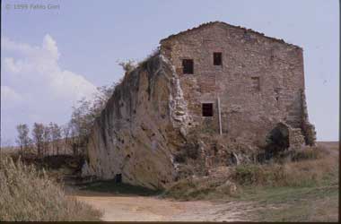 Parco storico termale Acqua Borra, Siena: casa colonica e cava di travertino