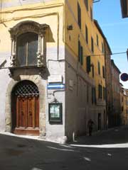 Siena, tabernacolo via Stalloreggi, Madonna del corvo