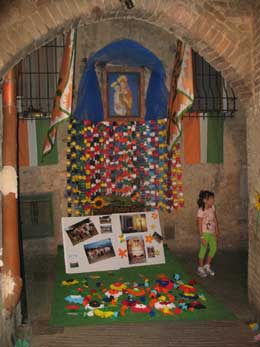 Siena, tabernacolo contrada della Selva