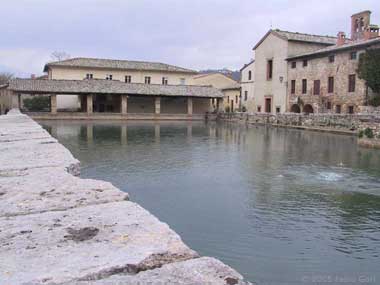 Bagno Vignoni, vasca con la sorgente termale