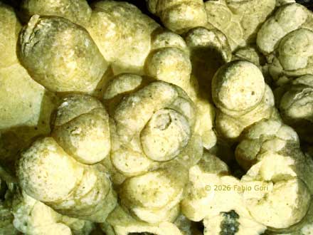 Calcite stalattitica sotti i raggi UV,  fluorescente e fosforescente, Rapolano Terme