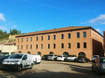 Edificio novecentesco della fornace Cialfi e fronte dell'antica cava di Pian delle Fornaci presso Siena
