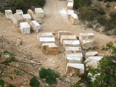 Montagnola Senese, blocchi di marmo