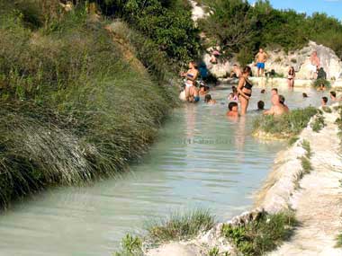 Bagno Vignoni, vasca con la sorgente termale