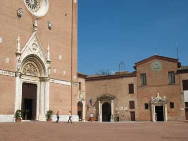 Università di Siena, economia, Piazza San Francesco